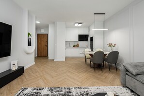 Apartment, Balkon | Wohnbereich | Flachbildfernseher