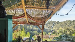 A rustic wooden interior with a view of a forested hillside. - Yourte in Provence , at la Mauvaise Herbe, Barjols (Barjols)