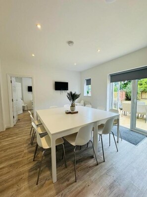 Dining - Crescent House - Amazing Coastal Escape (Great Yarmouth)