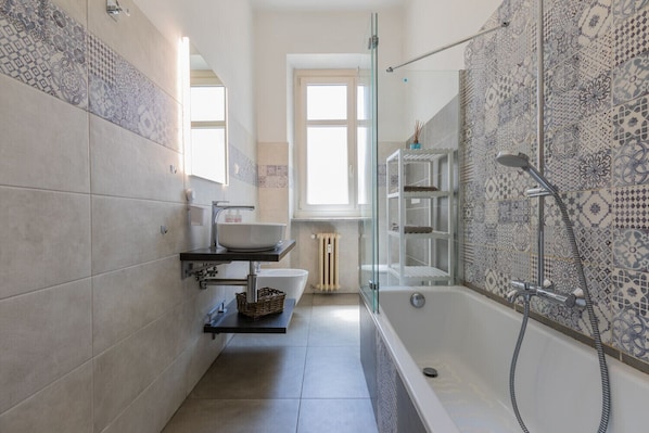 Haartrockner, Bidet, Handtücher, Seife