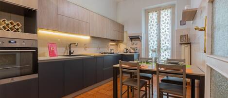 Fridge, oven, coffee/tea maker, electric kettle