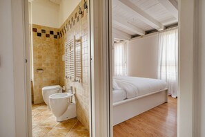 A bathroom with a shower, toilet, and sink. - Bright Flat in the Heart of Porta Venezia (Milan)