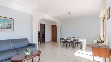 Appartamento, 2 camere da letto, balcone | Area soggiorno | TV 30 pollici con canali satellitari