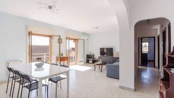 Apartment, 2 Schlafzimmer, Balkon | Wohnbereich