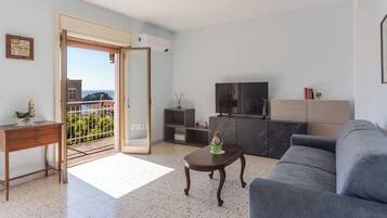 Apartamento, 2 quartos, sacada | Área de estar | TV 30 polegadas com canais via satélite