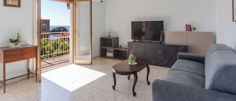 อพาร์ทเมนท์, 2 ห้องนอน, ระเบียง | บริเวณนั่งเล่น | ทีวี 30 นิ้ว พร้อมช่องดาวเทียม