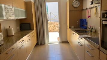 Fridge, oven, stovetop, dishwasher