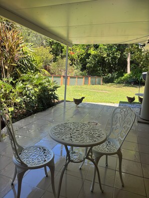 Outdoor dining - Granny flat surrounded by gardens, close to town and 15 mins  from Coolum Beach (Ninderry)