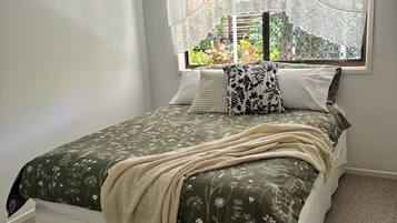 1 bedroom, bed sheets