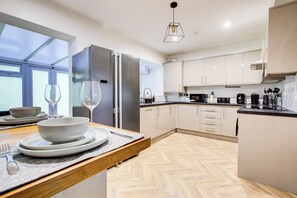 Fridge, microwave, oven, stovetop - Spacious House - Heathrow, Slough, Pinewood (Iver)