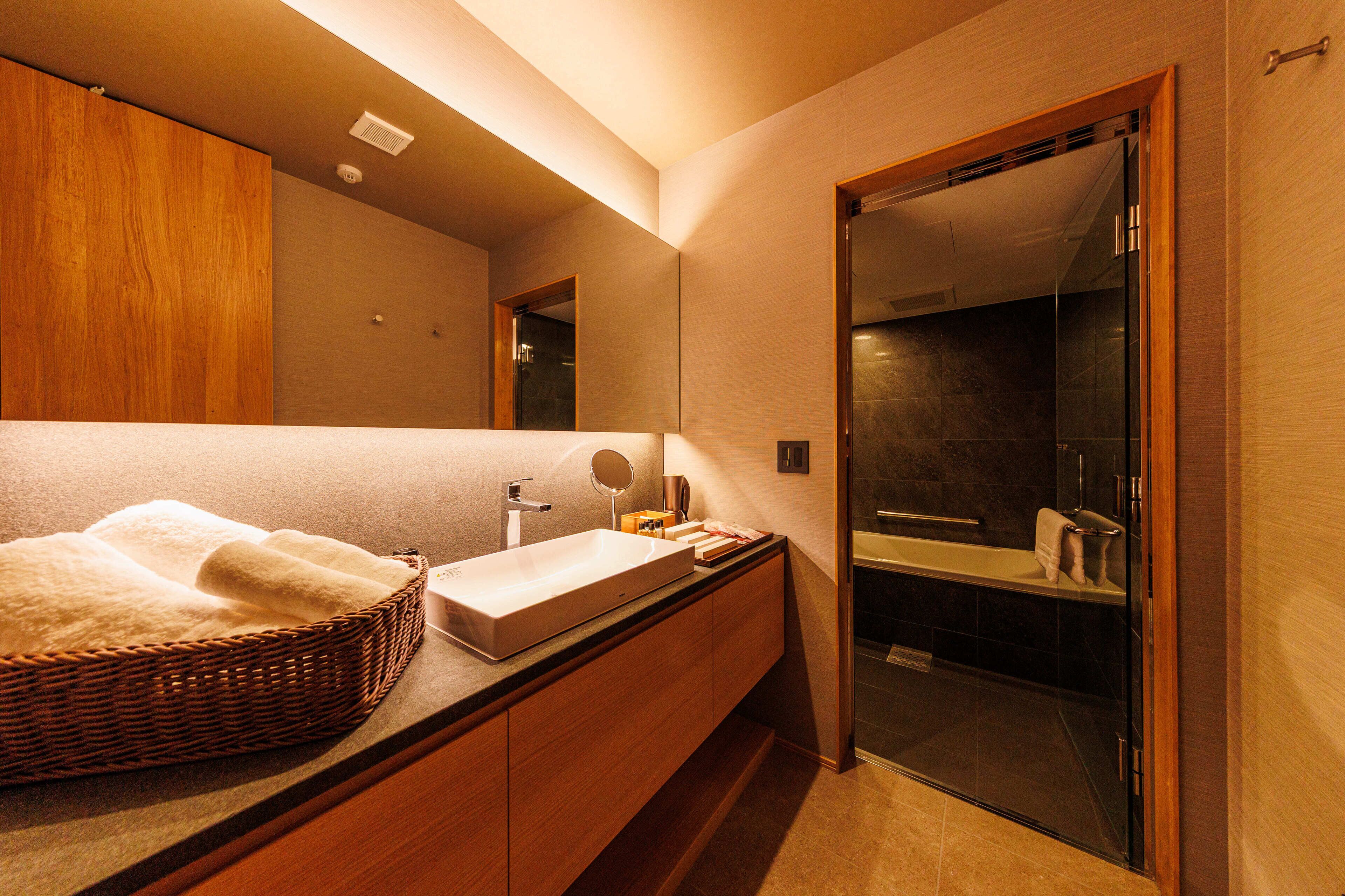 Bañera y ducha independientes, secador de pelo, pantuflas, toallas