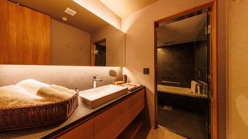 Bañera y ducha independientes, secador de pelo, pantuflas, toallas