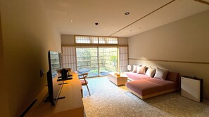 Chambre Junior avec lits jumeaux, vue cour intérieure | Literie de qualité supérieure, couette en duvet d'oie