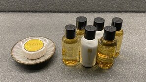 Bồn tắm và buồng tắm vòi sen riêng, máy sấy tóc, dép đi trong nhà 