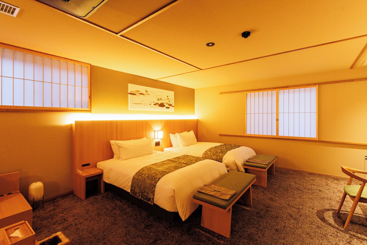 Premium bedding, down duvets, free minibar items, in-room safe