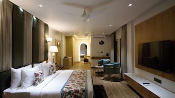 Laptop workspace, iron/ironing board, free WiFi