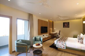 Svit - utsikt mot staden | Arbetsyta för laptop, strykjärn/strykbräda och gratis wi-fi