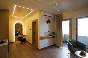 مساحة عمل للكمبيوتر المحمول ومكواة/لوح كي وواي فاي مجانًا