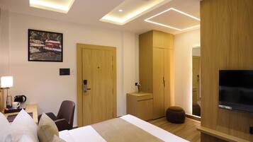 Laptop workspace, iron/ironing board, free WiFi