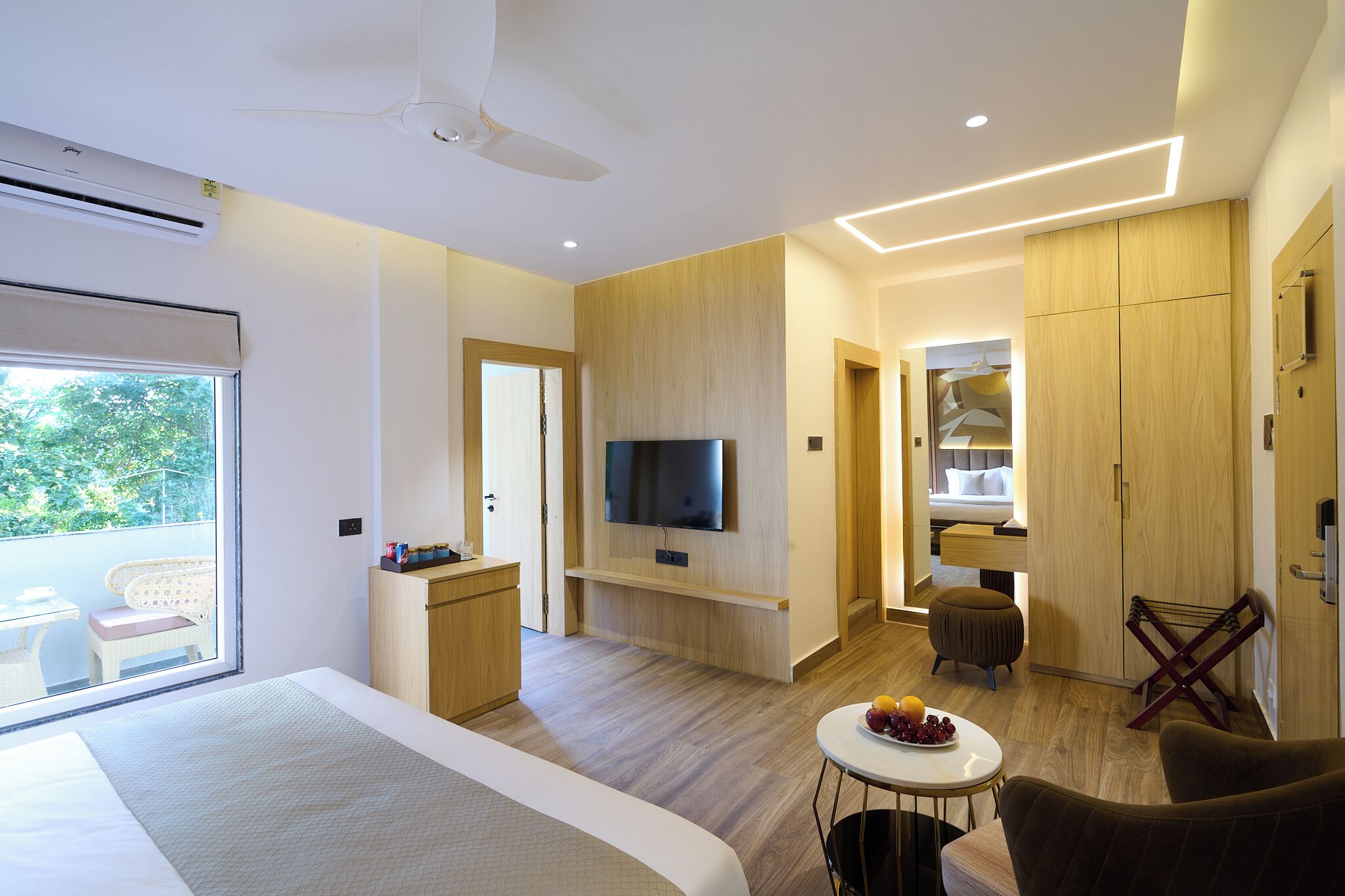 Executive Room, 1 King Bed | Laptop workspace, iron/ironing board, free WiFi