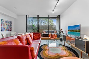 Apartment | Living area - Vibrant 2-bed Apartment Near St Kilda Beach (Melbourne)