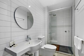 Apartment | Bathroom | Towels - Vibrant 2-bed Apartment Near St Kilda Beach (Melbourne)