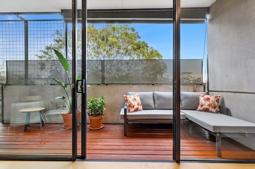 Vibrant 2-bed Apartment Near St Kilda Beach