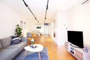 Apartment | Living room - Stylish Studio With Balcony Near Darling Square (Sydney)