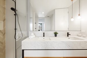 Apartment | Bathroom | Towels - Chic 1-bed With a Sleek Balcony Near Shops (Melbourne)