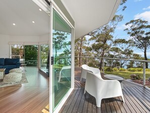 Apartment | Balcony - Spacious 4-bed Home With Coastal Charm (Long Beach)