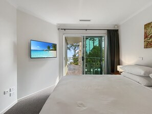 Apartment | 4 bedrooms, iron/ironing board, bed sheets - Spacious 4-bed Home With Coastal Charm (Long Beach)