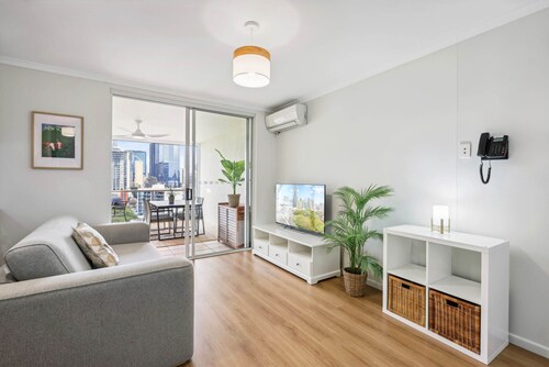 Bright 1-bed With Great Views & Amenities