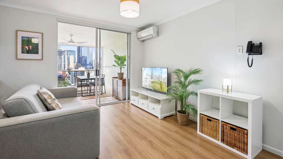 Bright 1-bed With Great Views & Amenities