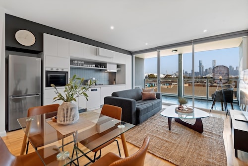 Modern 1-bed, City Skyline Views & Close to Shops