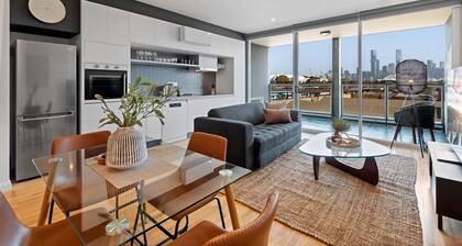 Modern 1-bed, City Skyline Views & Close to Shops