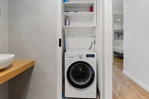 Interior - Modern 1-bed, City Skyline Views & Close to Shops (Melbourne)