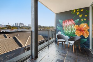 Balcony - Modern 1-bed, City Skyline Views & Close to Shops (Melbourne)