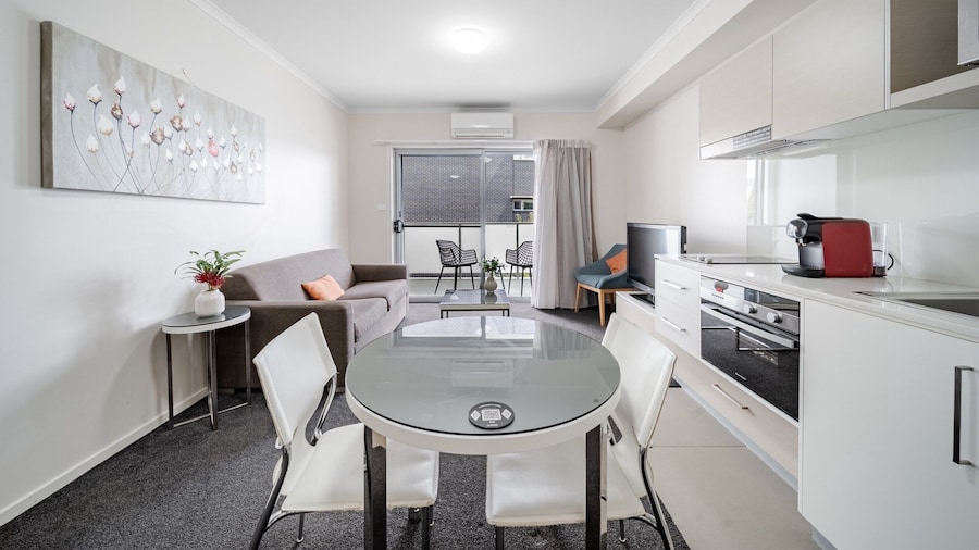 Lakeside 1-bed With A/c, Parking & Balcony