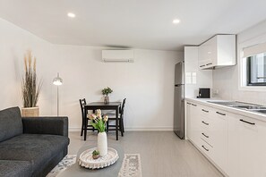 Apartment | Living room - Comfy Studio Near Racecourse (Melbourne)