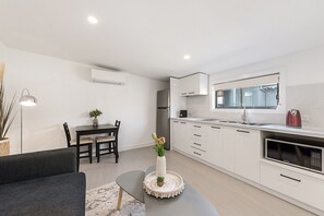 Huoneisto | Yksityinen keittiö | Jääkaappi, mikroaaltouuni, kahvin-/teenkeitin, vedenkeitin