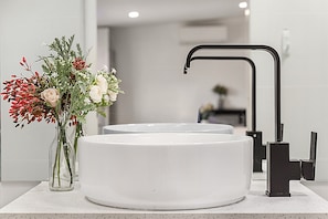 Apartment | Bathroom - Comfy Studio Near Racecourse (Melbourne)