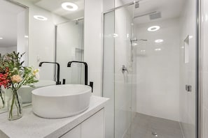 Apartment | Bathroom - Comfy Studio Near Racecourse (Melbourne)