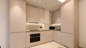 A modern kitchen with built-in appliances, a microwave, and a sink. - M Scr7b1 Amplio Piso Exterior de un Dormitorio e (Madrid)