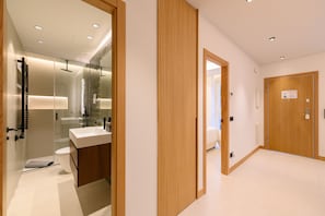 A modern hotel bathroom with a glass shower enclosure, a white sink, and wooden cabinetry. - M Scr7b1 Amplio Piso Exterior de un Dormitorio e (Madrid)