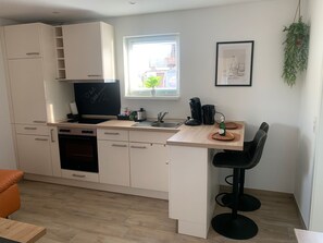 Refrigerador, horno, parrilla de estufa y cafetera y tetera