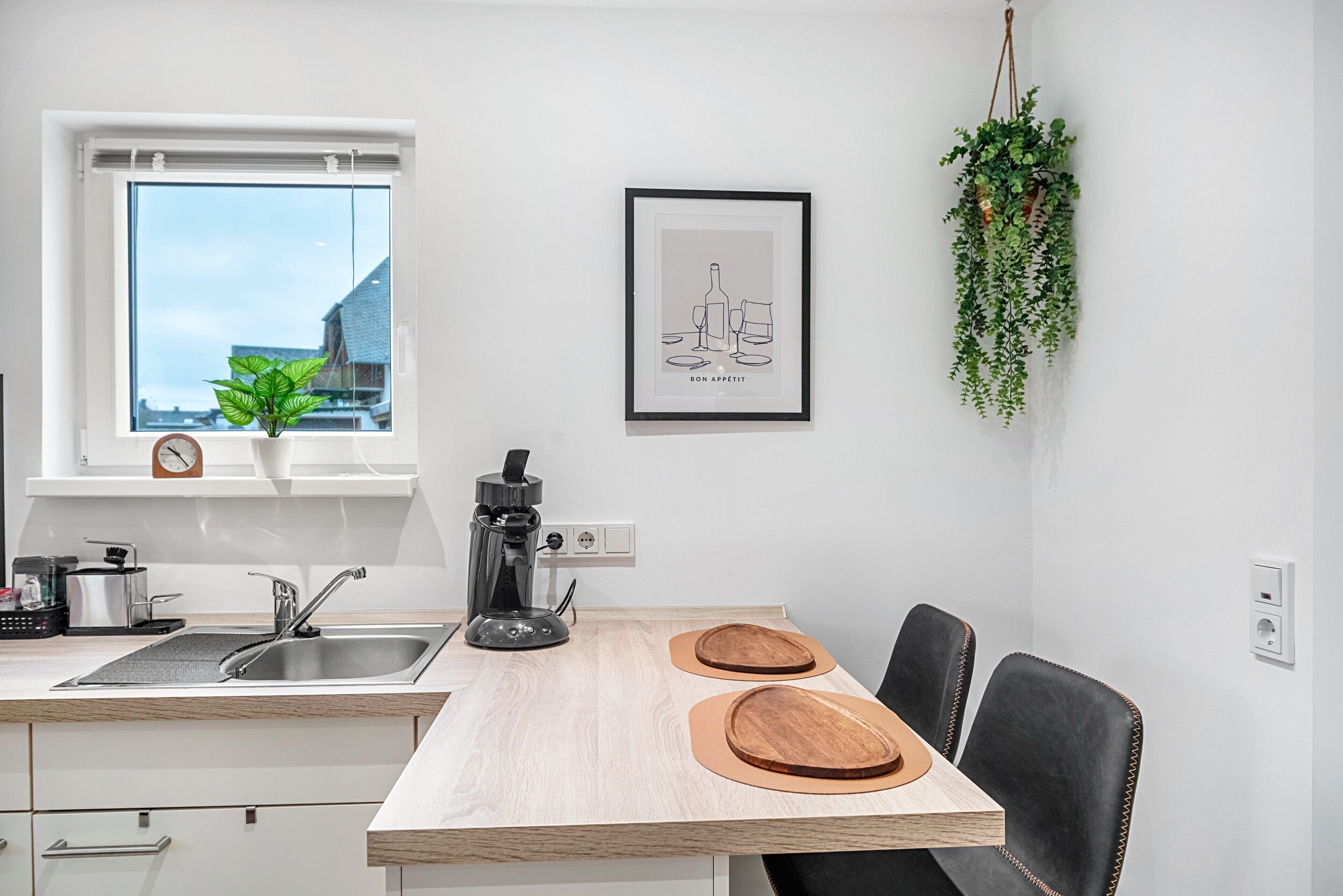 Réfrigérateur, four, plaque de cuisson, cafetière/bouilloire