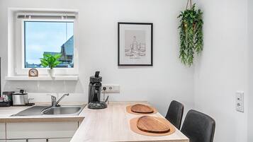 Fridge, oven, stovetop, coffee/tea maker