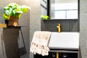 Apartment | Bathroom | Towels - Modern Braddon Studio With Parking (Canberra)