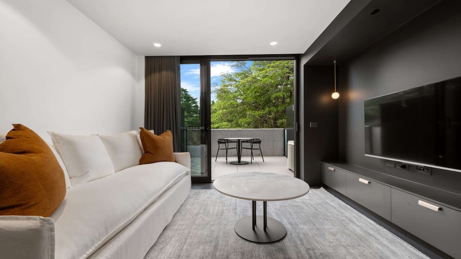 Modern Braddon Studio With Parking