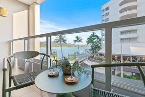 Apartment | 1 bedroom, Internet - Waterfront Bliss Harbour Lights I Gym City (Cairns)